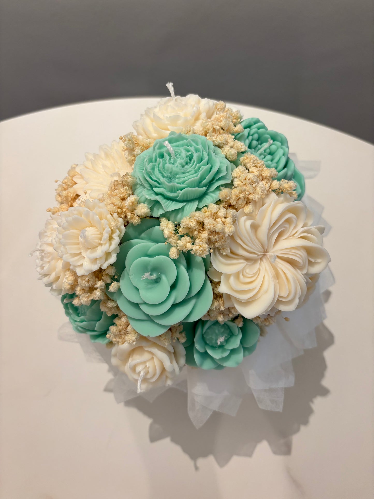 Kerzen-Blumenstrauß in Samtbox mint-aqua/weiß