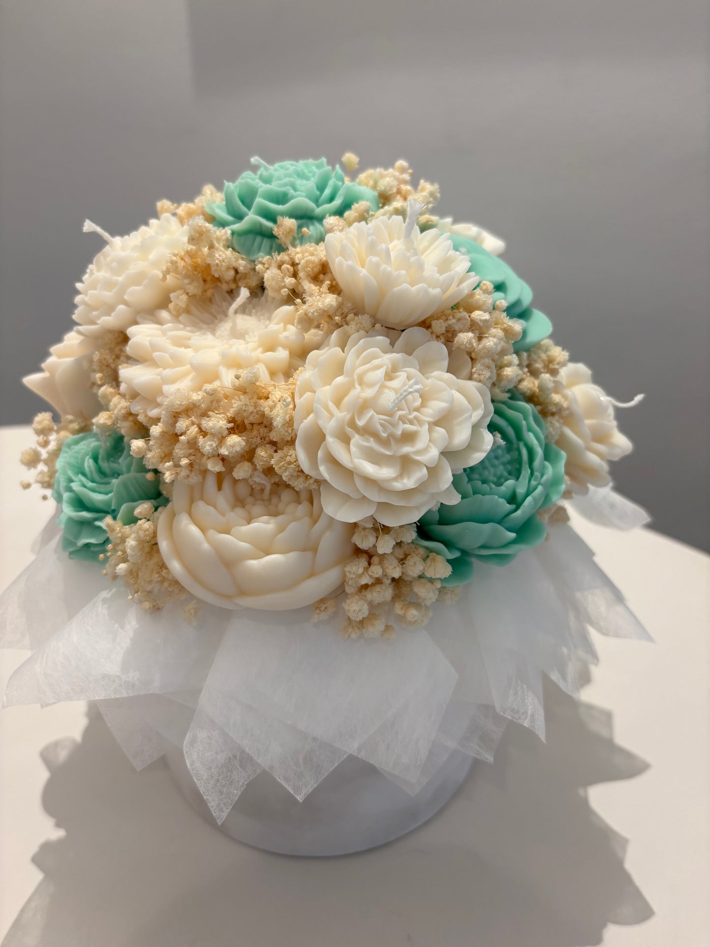 Kerzen-Blumenstrauß in Samtbox mint-aqua/weiß