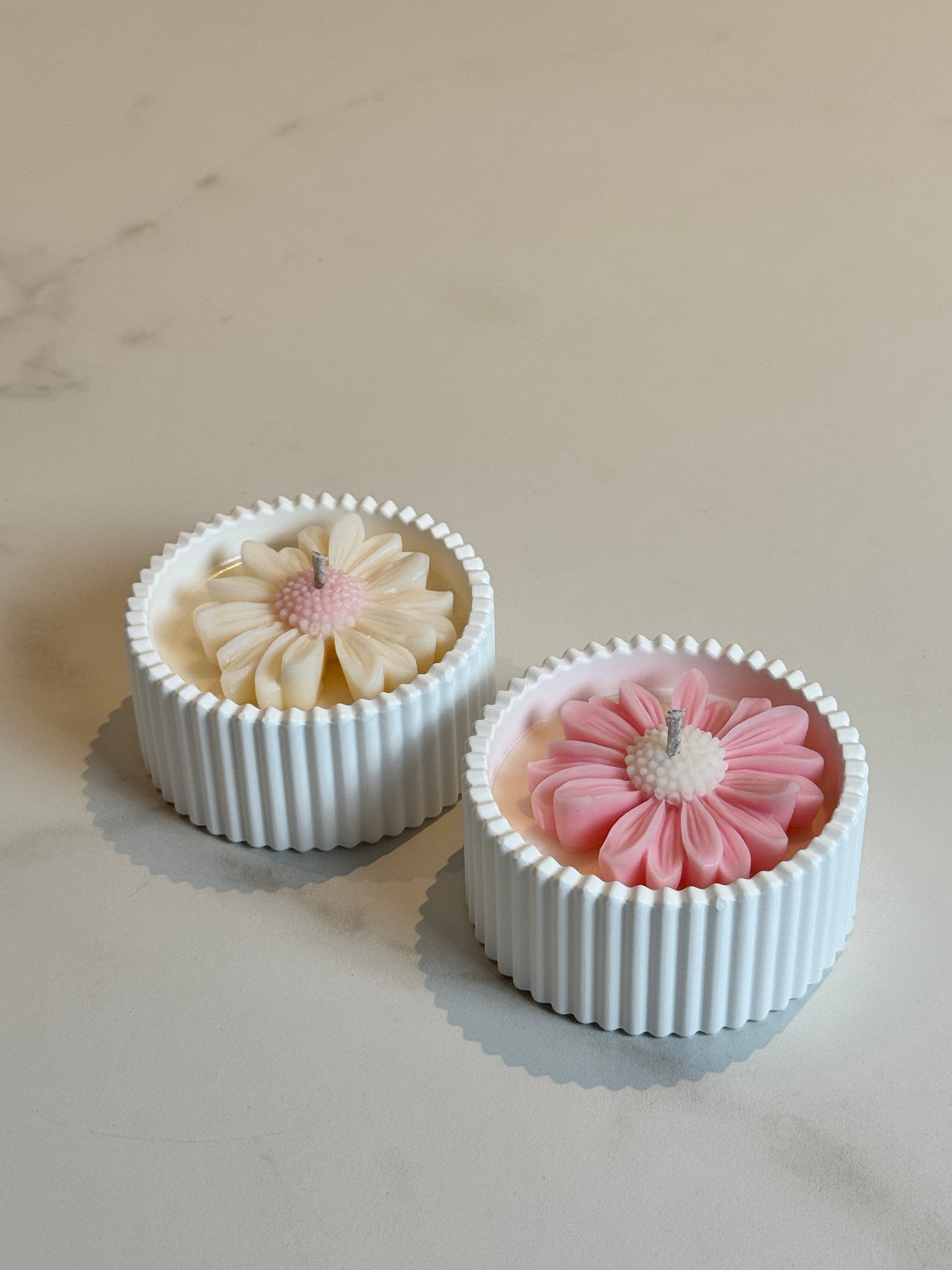 kleine Kerzenschale mit Blüte weiß/rosa