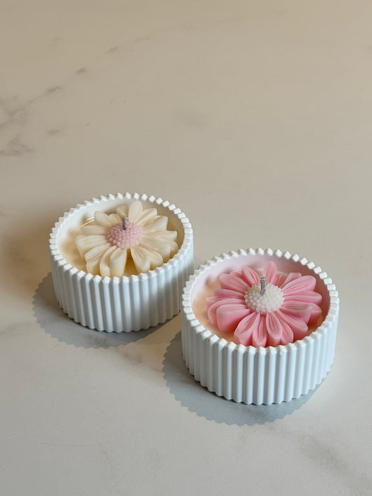kleine Kerzenschale mit Blüte weiß/rosa