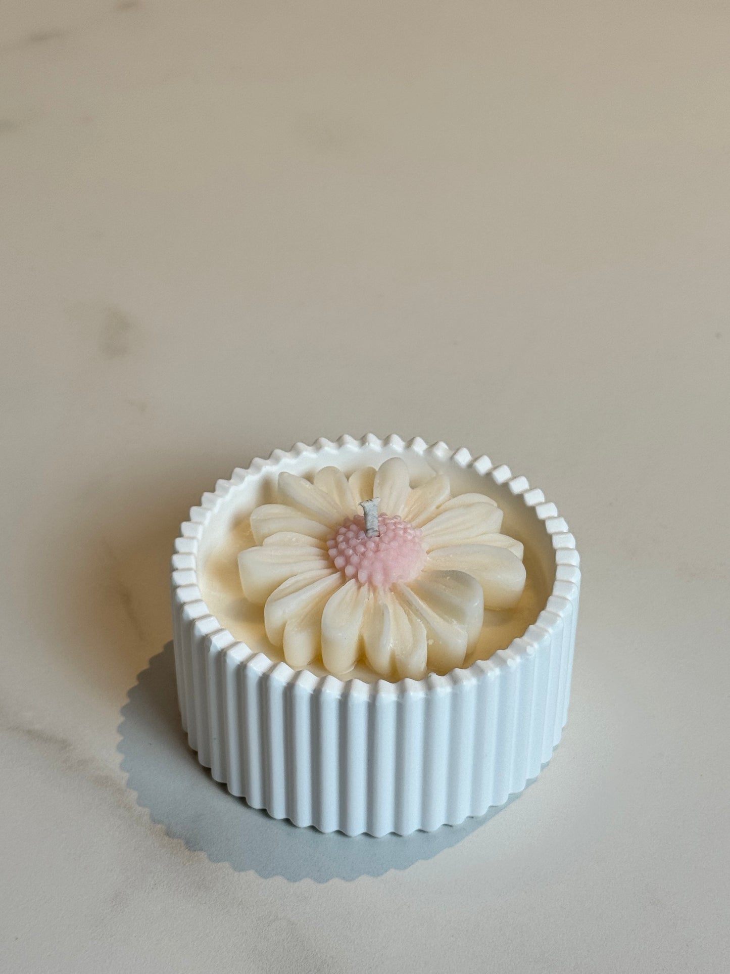 kleine Kerzenschale mit Blüte weiß/rosa