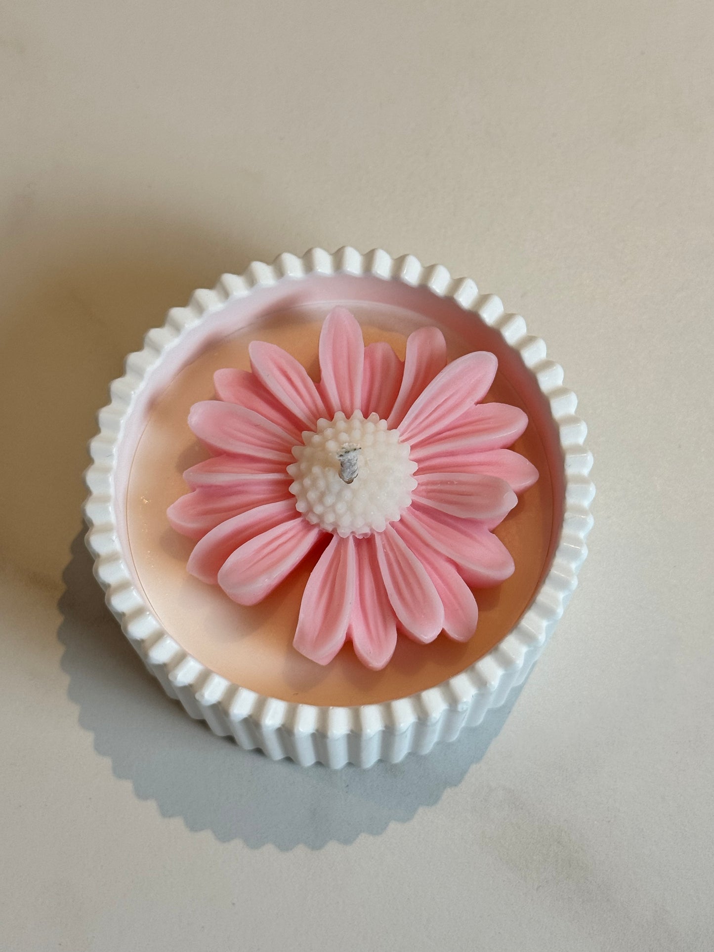 kleine Kerzenschale mit Blüte weiß/rosa